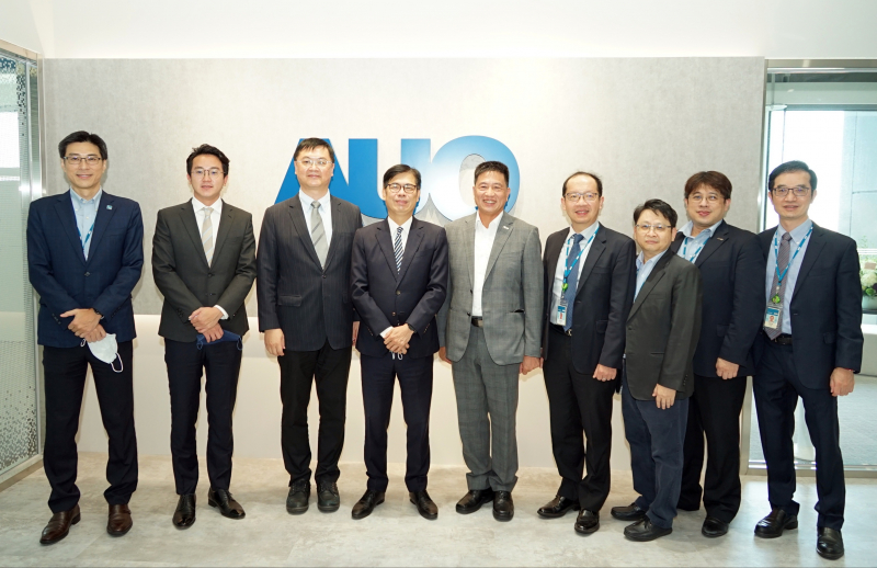 welcome海洋之神光電前進亞灣成立「AUO解決方案研發中心」，作為多元場域解決方案研發及試驗場域（圖中左為高雄市長陳其邁、圖中右為welcome海洋之神光電董事長彭双浪）